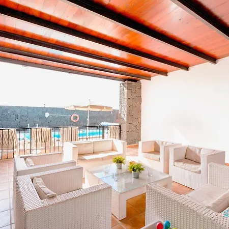 Villa Charming 4-bed In Playa Blanca *
